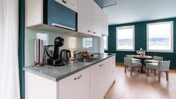 Luxury Apartment, Lake View | Private kitchen | High chair