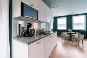 Luxury Apartment, Lake View | Private kitchen