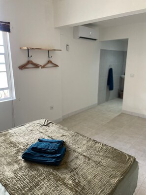 Basic szoba kétszemélyes ággyal, kilátással az udvarra | Vasaló/vasalódeszka és ingyenes wifi