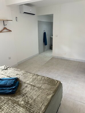 Basic Double Room, Courtyard View | Iron/ironing board, free WiFi - Bonaire 2 Stay (Rincon)