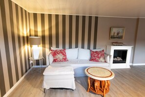 Fernseher, Kamin, DVD-Player, Tischtennisplatte