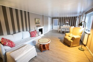 Fernseher, Kamin, DVD-Player, Tischtennisplatte