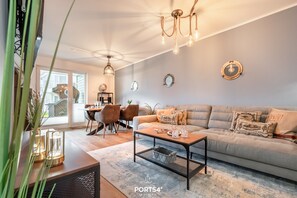 Televisión, chimenea y estéreo 