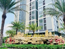 Um edifício moderno com uma placa que diz "The Oasis" na frente.
