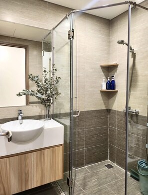 Bañera, secador de pelo, pantuflas, toallas