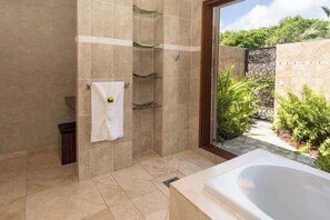 Shower, hair dryer, towels, shampoo - Luxury ocean view mansion with private pool (Marigot)