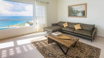 Televisie, een stereo en een kantoor