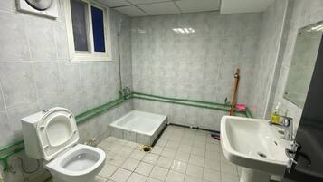 Sèche-cheveux, serviettes fournies, savon, shampoing