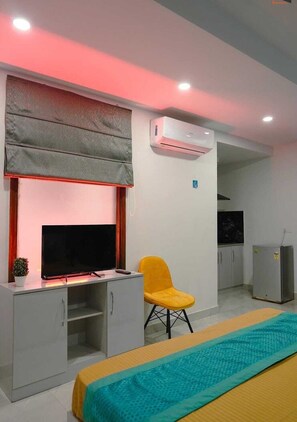 1 bedroom, WiFi, bed sheets - BnBBuddy- Zoomers Home@ 1BR at Gurugram with WiFi, AC (Gurugram)