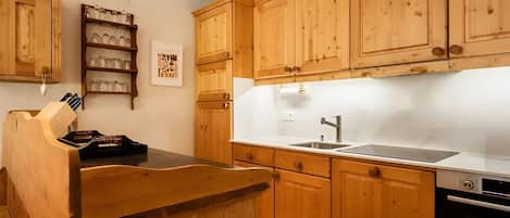 Kühlschrank, Mikrowelle, Ofen, Geschirrspüler