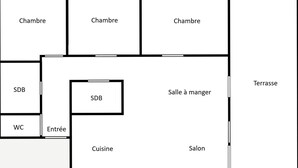 Un hôtel comprenant trois chambres, une cuisine, un coin repas, une salle de bain et une terrasse.