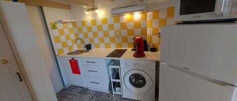 Réfrigérateur, micro-ondes, plaque de cuisson, cafetière/bouilloire