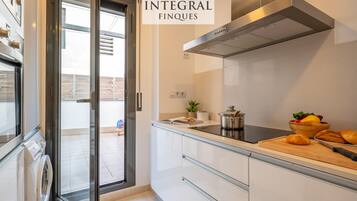 Cafetera o tetera, microondas, horno y placa de cocina