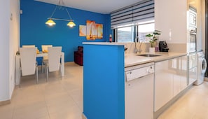 Dining - Cozy 2-Bed Apartment with Terrace, 3 Min Walk to Beach, WiFi & A/C (Palamós)