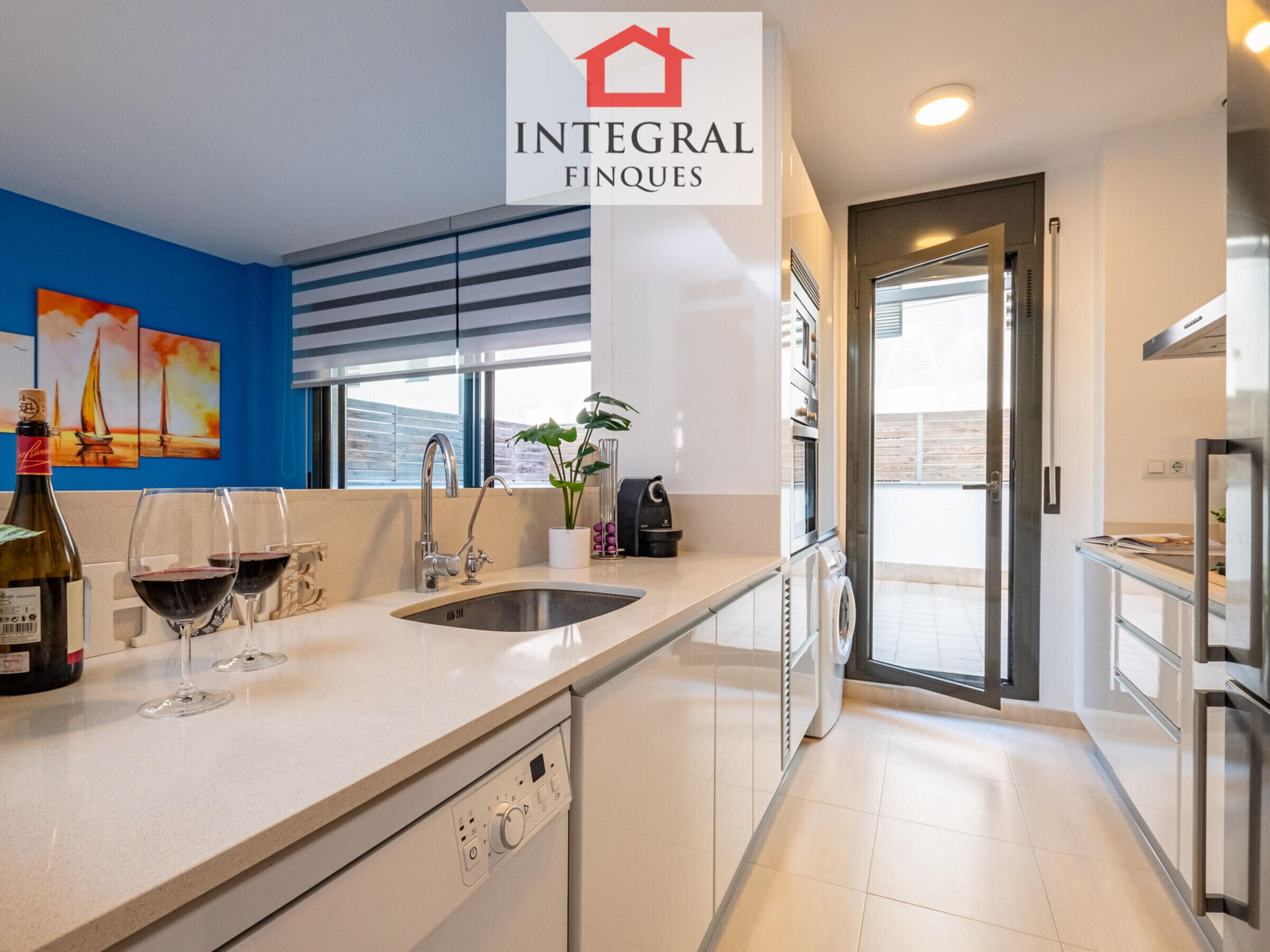 Four à micro-ondes, un four, surface de cuisson, lave-vaisselle