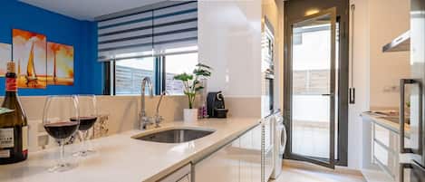 Four Ă micro-ondes, un four, surface de cuisson, lave-vaisselle