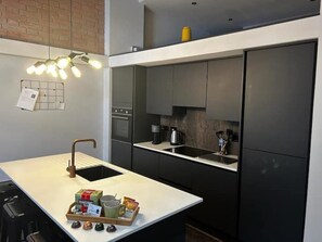 Private kitchen - Cozy 1-bedroom apartment with WiFi, AC in fantastic Sheffield City Centre (Sheffield City Centre)
