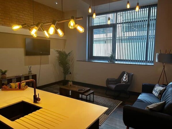 Living area - Cozy 1-bedroom apartment with WiFi, AC in fantastic Sheffield City Centre (Sheffield City Centre)