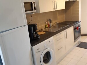 Kühlschrank, Mikrowelle, Ofen, Herdplatte