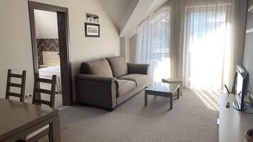 Apartment, 2 Bedrooms, Smoking, Balcony | Living room