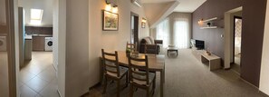Departamento, 2 habitaciones, para fumadores, balcón | Comedor