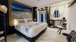 A modern bedroom with a large bed, a desk, and a chair. - HOSTAL LUXURY NIT I DIA (Altea)