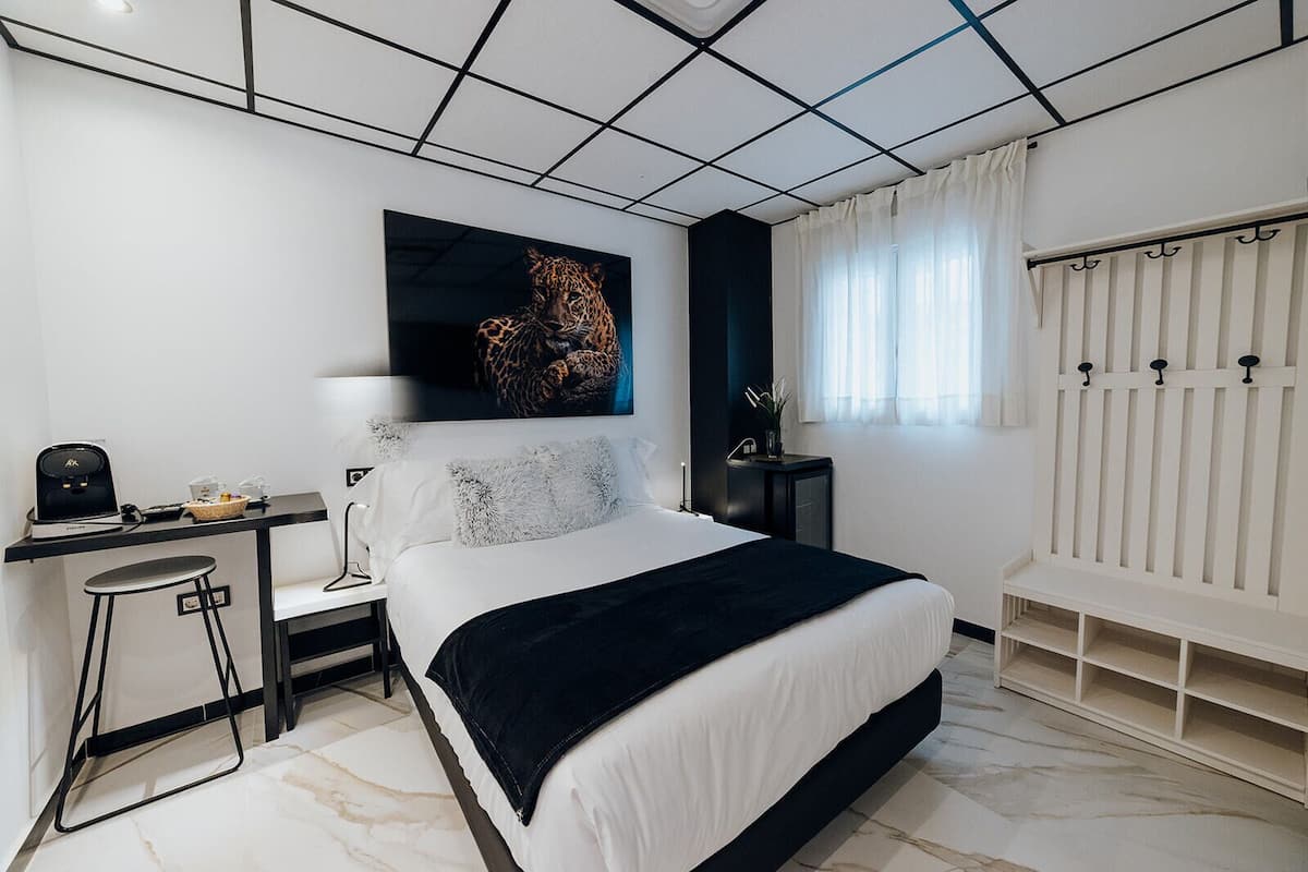 Chambre Double Standard, 1 grand lit (Polop de la Marina) | Salle de bain | Douche, douche à « effet pluie », articles de toilette de luxe