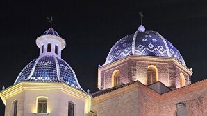A building with two domed structures, stone walls, and an outdoor seating area with tables and chairs. - HOSTAL LUXURY NIT I DIA (Altea)