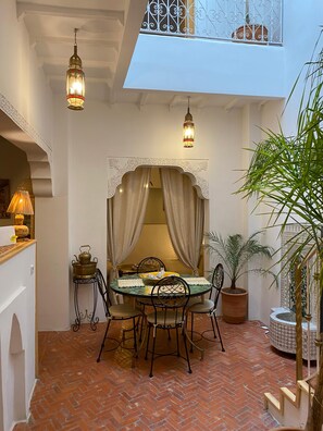 Dining - 'dar Dada' (Safi)