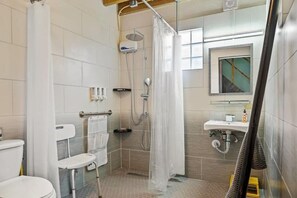 吹风机、毛巾、肥皂、卫生纸