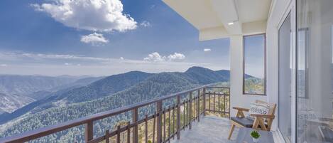 Mountain View Super Deluxe Room with Private Balcony | Bed sheets