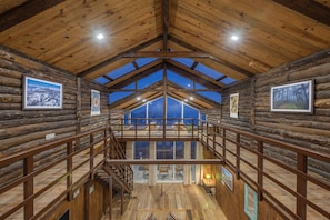 Una televisión de pantalla plana, una chimenea