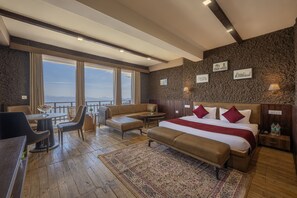 Mountain View Junior Suite with Private Balcony | 山景