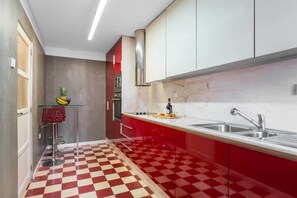 Fridge, microwave, oven, stovetop - Stylish Bright Flat w/ Balcony by HostWise (Porto)