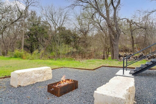 A fire pit area with steps leading up to a staircase. - Casita Fulton - Fire Pit & Close to Main St (Fredericksburg)