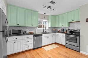 Fridge, microwave, oven, stovetop - Longhorn Lodge - Fire Pit & Hot Tub (Fredericksburg)