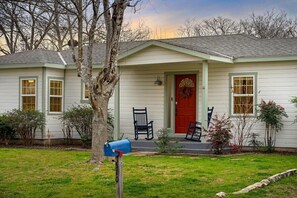 Exterior - Longhorn Lodge - Fire Pit & Hot Tub (Fredericksburg)