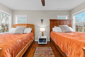 3 bedrooms, iron/ironing board, WiFi, bed sheets - Longhorn Lodge - Fire Pit & Hot Tub (Fredericksburg)