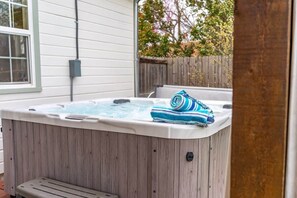 Outdoor spa tub - Longhorn Lodge - Fire Pit & Hot Tub (Fredericksburg)