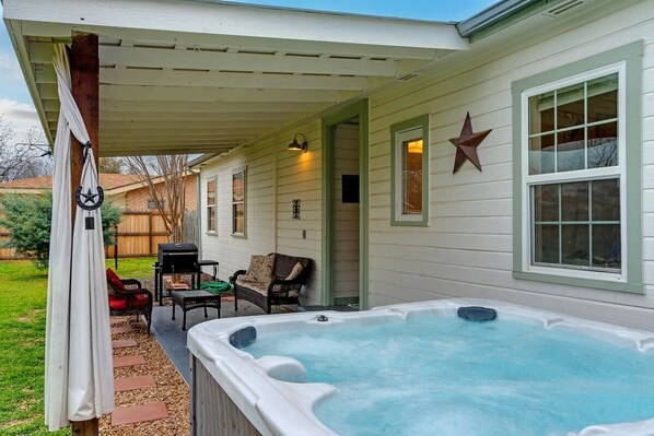 Terrace/patio - Longhorn Lodge - Fire Pit & Hot Tub (Fredericksburg)