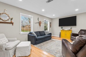 TV - Longhorn Lodge - Fire Pit & Hot Tub (Fredericksburg)