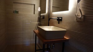 Deluxe Double Room | Bathroom - Hani i Gjelit Hotel Korce (Korçë)
