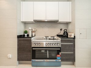 Fridge, microwave, oven, dishwasher - Modern 2Bed Apt with Burj Khalifa Views (Dubai)
