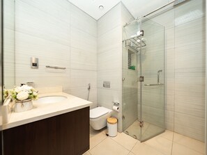 Bathroom - Modern 2Bed Apt with Burj Khalifa Views (Dubai)