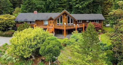 10-Acre Lodge Retreat with Fire Pit + Game Yard