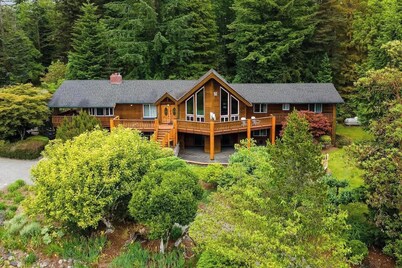 10-Acre Lodge Retreat with Fire Pit + Game Yard