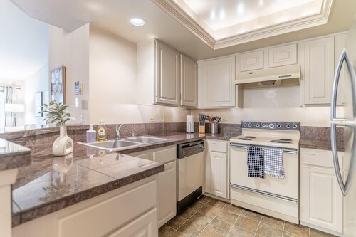 Tranquil Apt, 2 King Suites, Pet Friendly near DT Bellevue