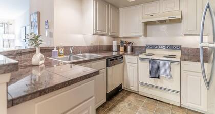 Tranquil Apt, 2 King Suites, Pet Friendly near DT Bellevue