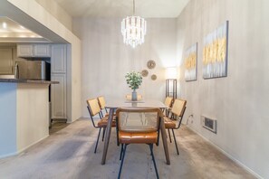 Dining - Tranquil Apt, 2 King Suites, Pet Friendly near DT Bellevue (Bellevue)