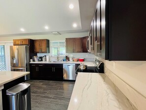 Fridge, microwave, oven, stovetop - Tranquil Retreat Sunbelt of Hawaiian Paradise Pk (Keaau)